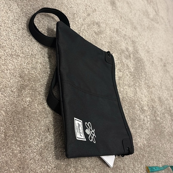 Hershel Nylon envelope style adjustable unisex shoulder crossbody bag new - Picture 11 of 17